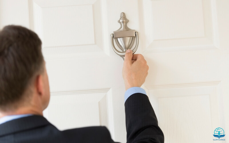 Ask Seek knock image showing a man knocking at the door
