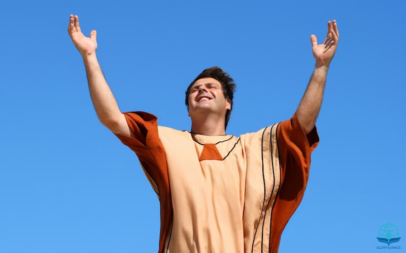 How to Glorify God image showing a man worshipping