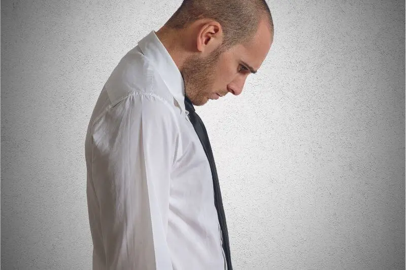 how to overcome discouragement showing a man with his head down