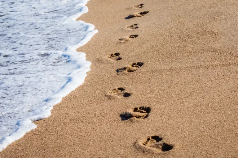 how to walk in the Spirit sh owing footprints in the sea shore